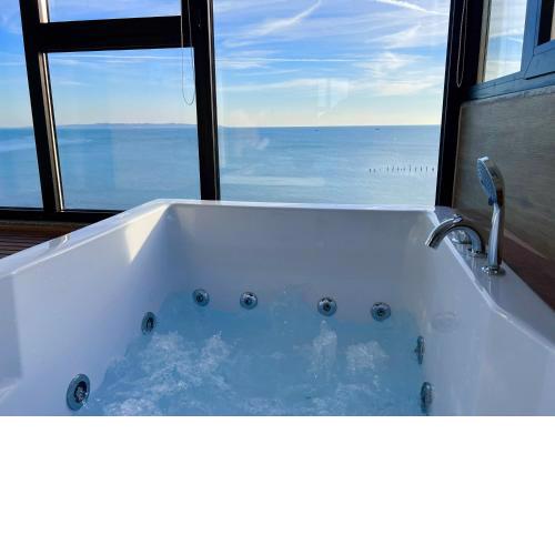 Sea Forever - Luxury Apt with Jacuzzi & Full Sea Views