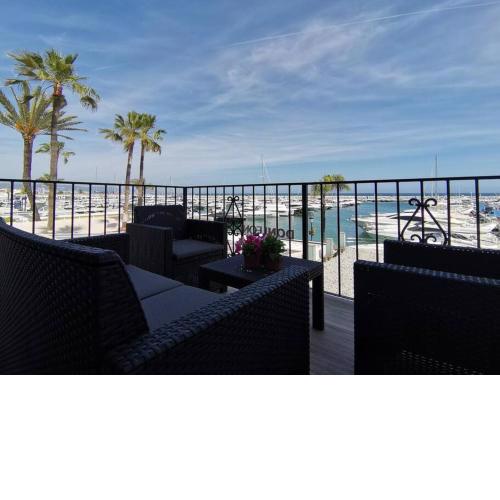 Sea front apartment in Puerto Banús