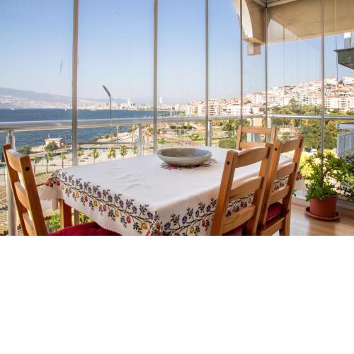 Sea View Flat w Balcony 1 min to Shore and Park