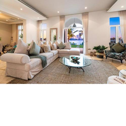 Sea view luxury 6 bedroom Villa plus driver and maid room in Palm Jumeirah