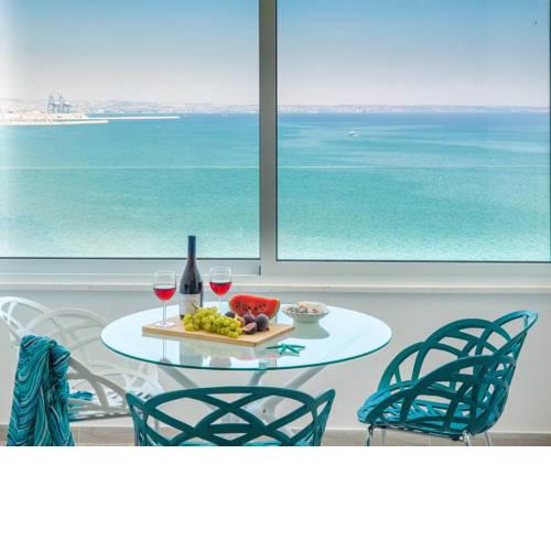 SEA VIEW LUXURY PENTHOUSE MACKENZIE