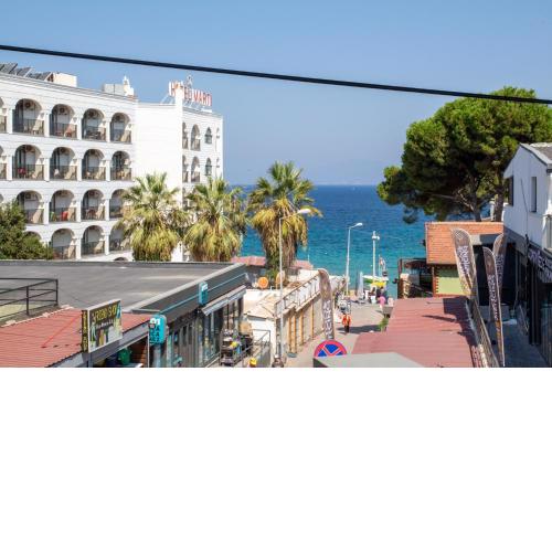 Sea View Retreat with Balcony 1 min to Beach