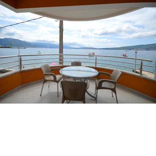 Seafront Apartment Bijela