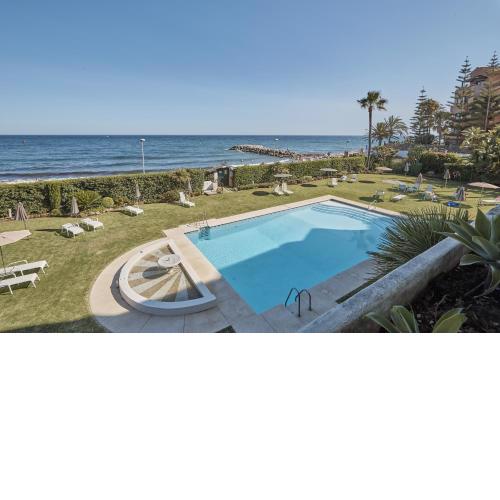 Seafront Apartment with 2 Bedrooms in a exclusive área, Puerto Banús.
