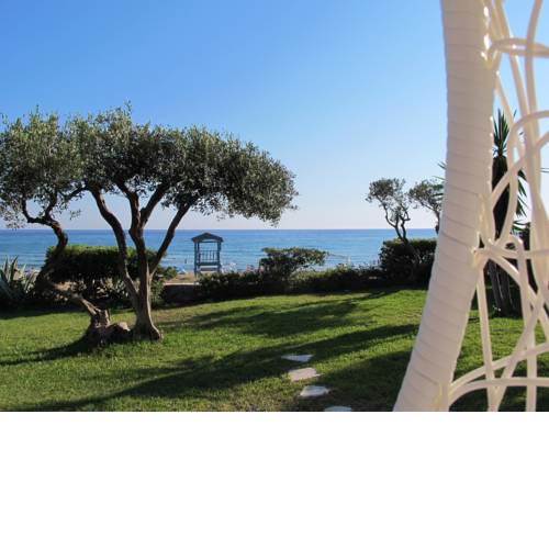 Seafront Beach House With Garden