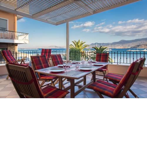 Seafront Εlegant Τown Ηouse