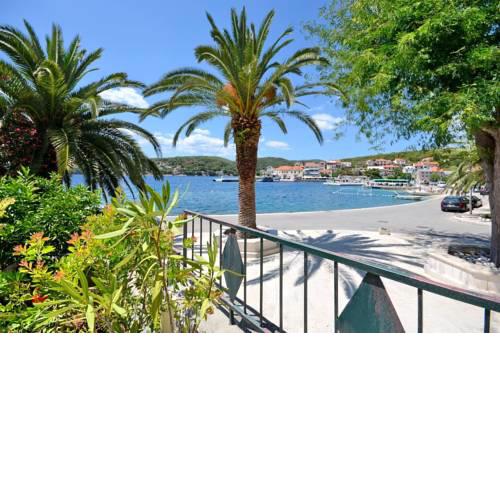 Seafront vacation apartment 5 meters from Beach & Sea