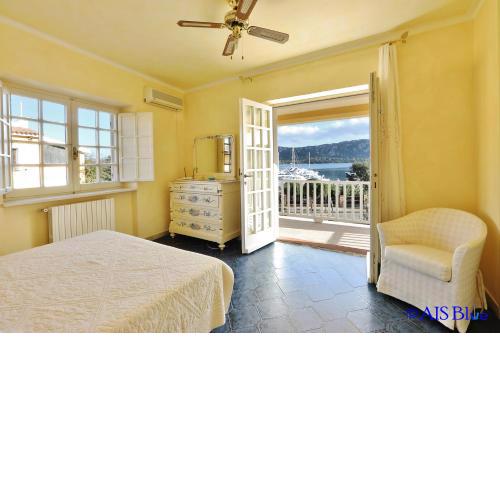 Seafront Villa, only 20 meters from the sea.