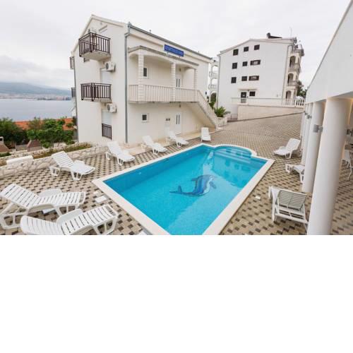 Seaside apartments with a swimming pool Okrug Donji (Ciovo) - 8664