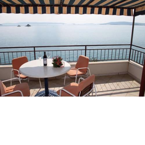 Seaside apartments with a swimming pool Seget Vranjica (Trogir) - 2571