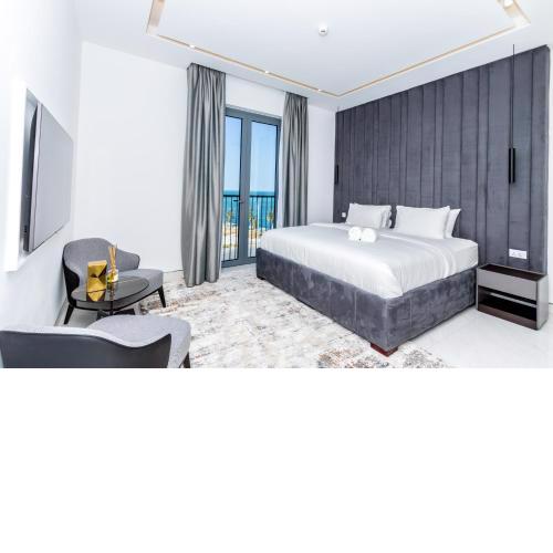 Seaside Serenity - Luxurious Beachfront Apartment