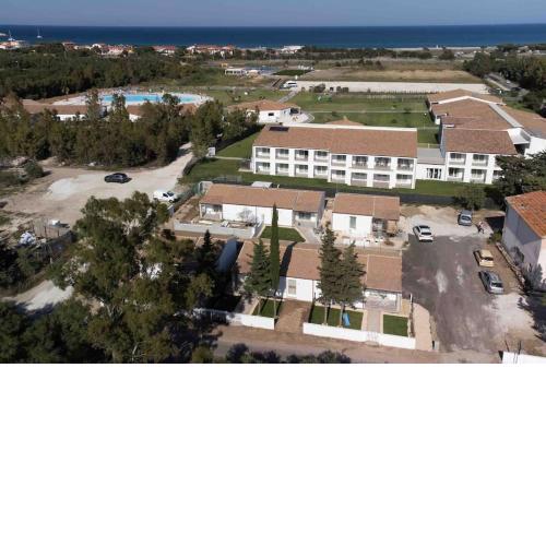 Seaside Villa 2BR-1BA. 7 min walk to the beach