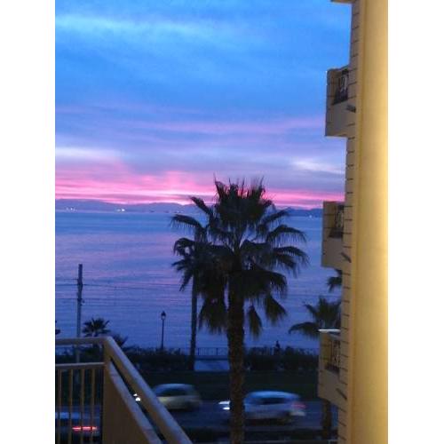 Seaview apartment with balcony in Athens Riviera, 15' to Acropolis