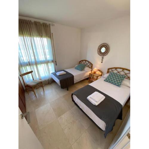 Seaview WIFI + 2 rooms + pool