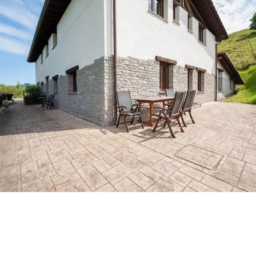 Secluded Holiday Home in Aiarnazabal with Garden