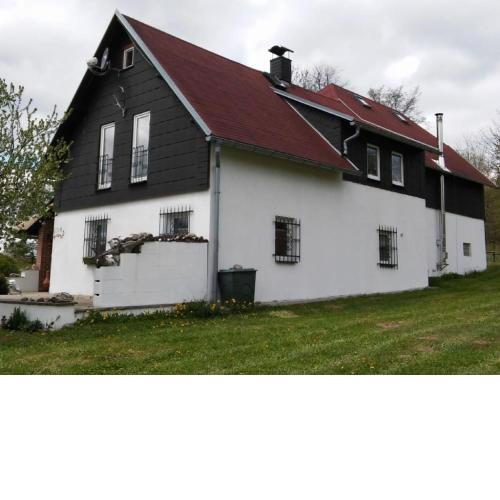 Secluded Holiday Home in Kraslice with Sauna, Jacuzzi