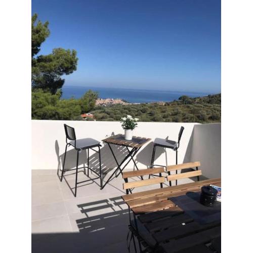 Secluded retreat, stunning sea and mountain views.