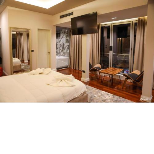 Secret Hotel,Korce