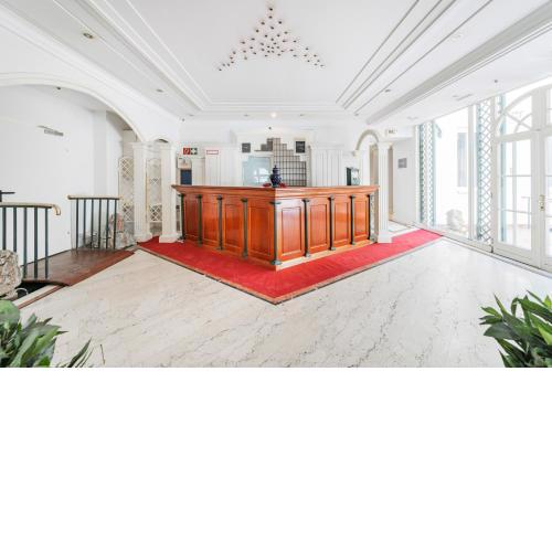 Self-Check-In Hotel Adlon