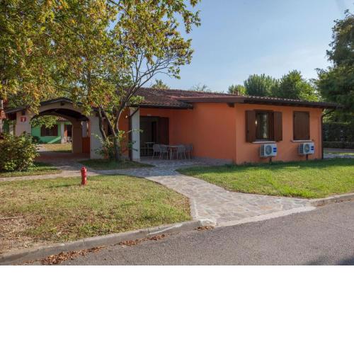 Semi-detached bungalow with AC just 3,5 km from Sirmione