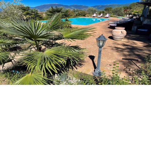 Sensational views from 6 apts, sumptuous gardens, infinity pool, wifi aircon
