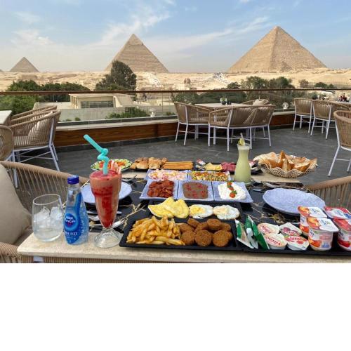 Shadow Pyramids Suites and Jacuzzi