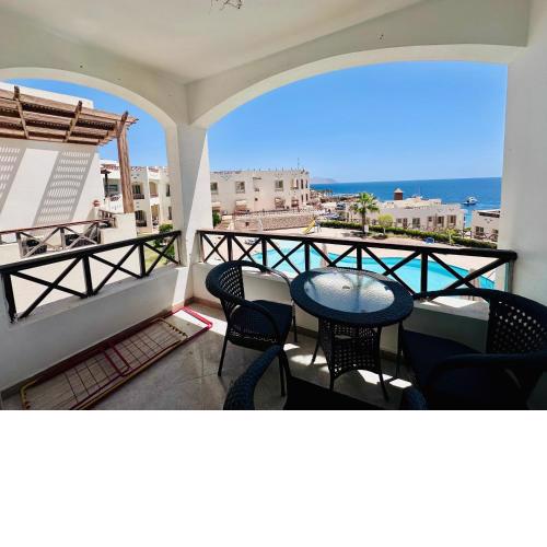 Shark's Bay Oasis 2 bedrooms apartment with Private free beach