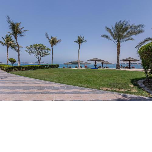 Shoreline The Palm, Free beach & pool access