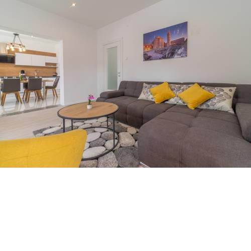 S&I Holiday Home