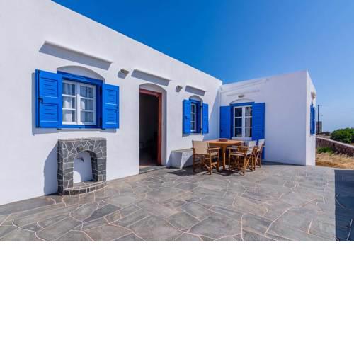 Sifnos- Spacious 2-bedroom house with fantastic yard!