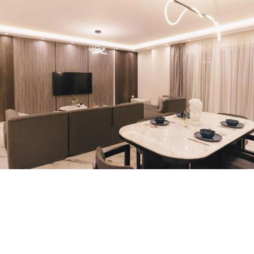Signature Stays Breezy Modern Apt