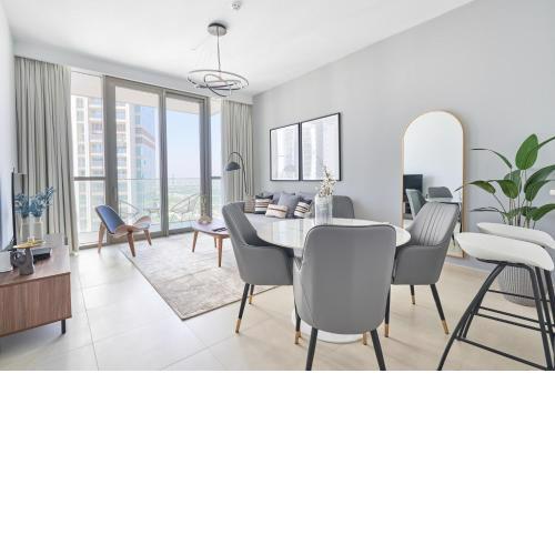 Silkhaus stylish Downtown 2BDR with pool & gym access in Downtown Views