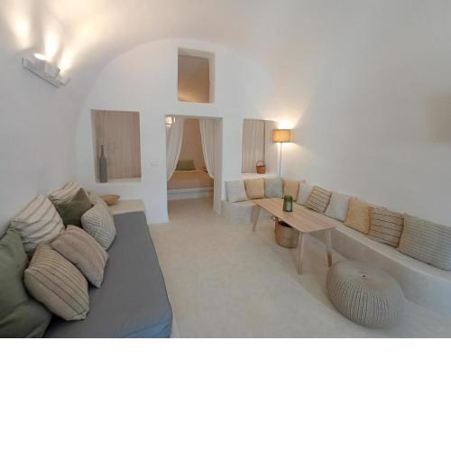 Sisyphus House in Santorini