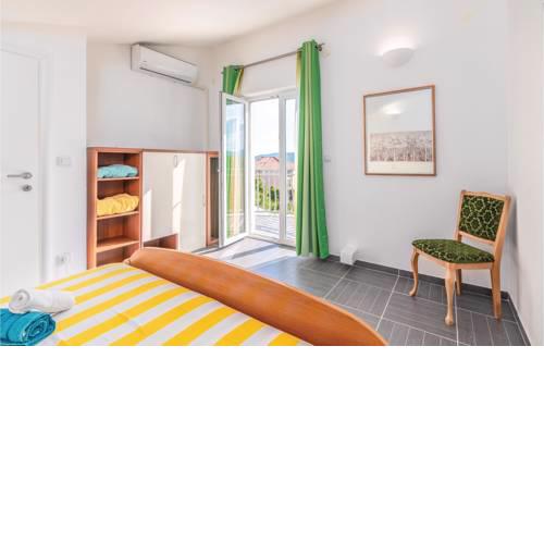 Six-Bedroom Holiday Home in Linardici