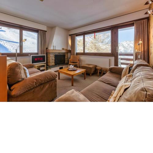 Ski in, out apartment on slopes with indoor private parking space
