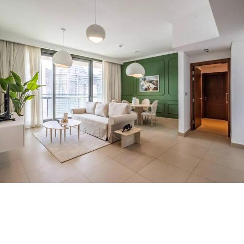 Sky-High: Elegant 2BR for 5, Steps from Dubai Mall