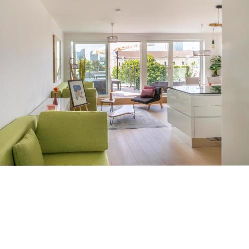 SkyLine Apartment mit Terrasse close to Lakes