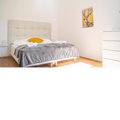 Sleek & Subtle/Minimalist 4BR Apt.@ Prime Location