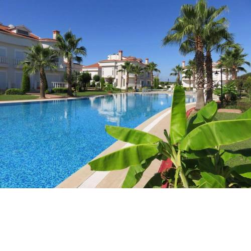 Sleeps 4, Villa w/ Shared Pool in the Facility - AWZ 263