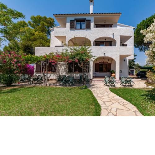 Small building with 4 apartments close to the beach