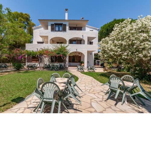 Small building with 4 apartments close to the beach