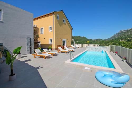 Smolonje Villa Sleeps 10 with Pool Air Con and WiFi