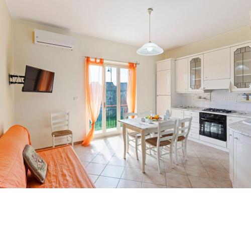 Snug Holiday Home in Niza di Sicilia with Balcony