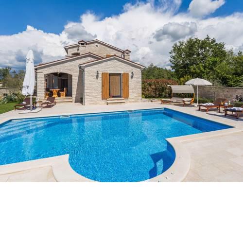 Snug Holiday Home in Tinjan with Heated Private Pool