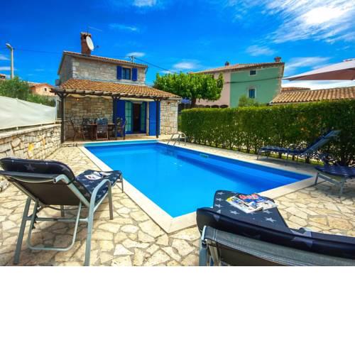 Snug Holiday Home in Visnjan with Swimming Pool