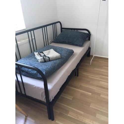 Snug room close to metro Palmovka