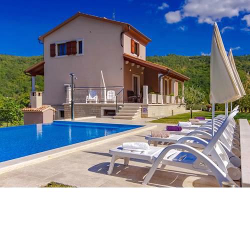 Snug Villa in Kaldir with Swimming Pool