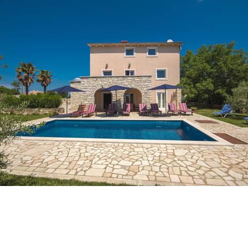 Snug Villa in Motovun with Swimming Pool