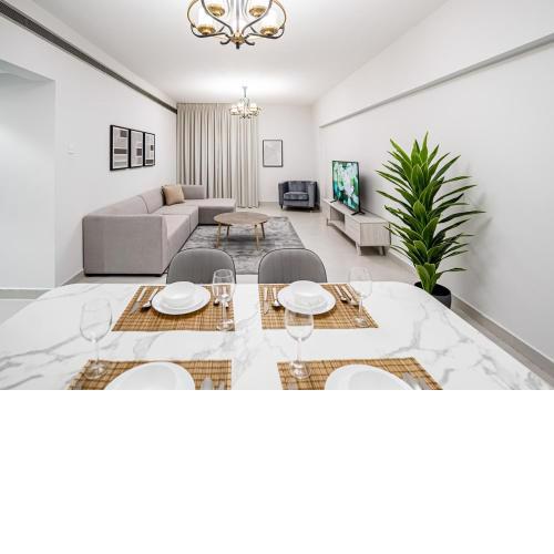 Soft touch & Spacious 2 Bed next to Metro