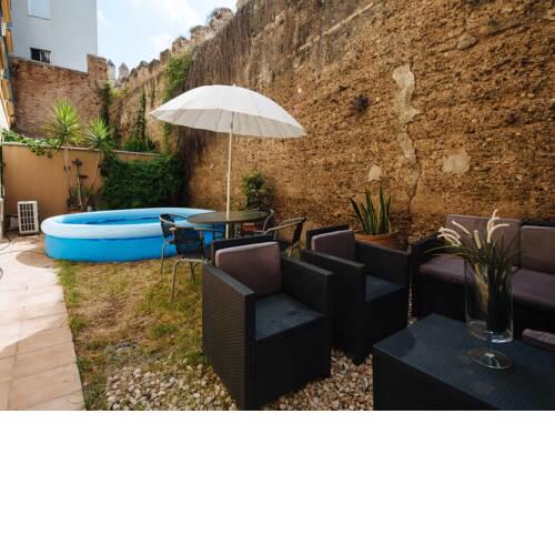 Sol · Downtown Apartment with Garden and Parking